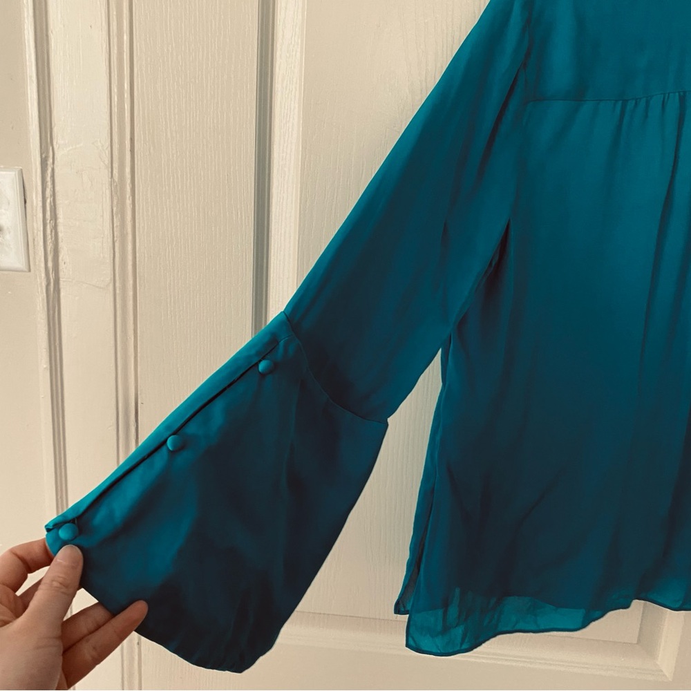 $295 Alice + Olivia Meredith Teal Silk Tie Neck Bell Sleeve Blouse Top Size L - Picture 9 of 12